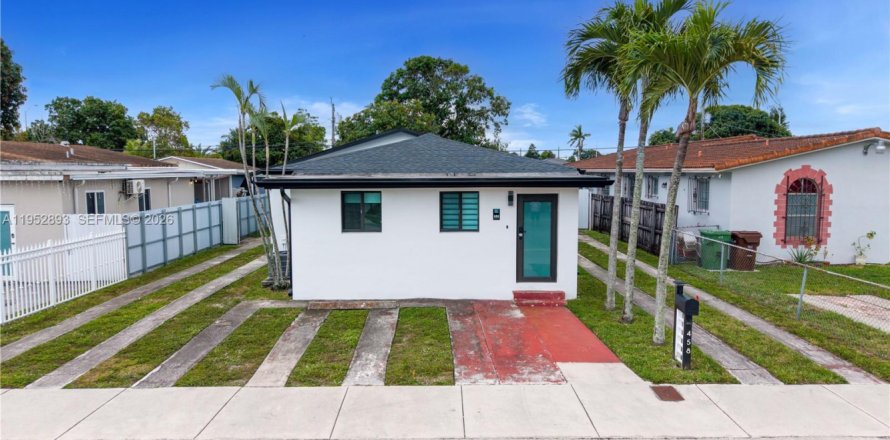 Commercial property in Hialeah, Florida 205.41 sq.m. № 2009014