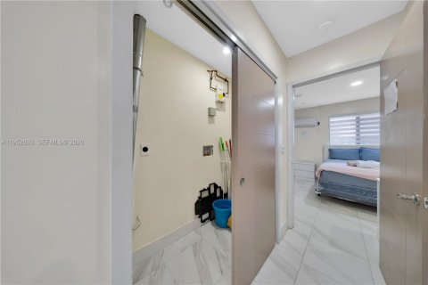 Commercial property in Hialeah, Florida 205.41 sq.m. № 2009014 - photo 28