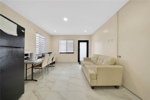 Commercial property in Hialeah, Florida 205.41 sq.m. № 2009014 - photo 25