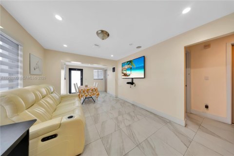 Commercial property in Hialeah, Florida 205.41 sq.m. № 2009014 - photo 14