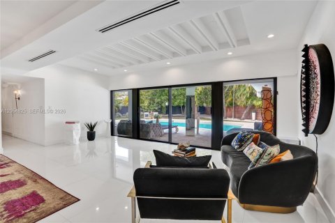 Villa ou maison à vendre à North Miami Beach, Floride: 5 chambres, 317.17 m2 № 2172215 - photo 6