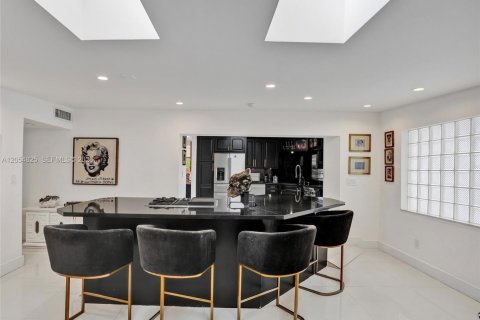 Villa ou maison à vendre à North Miami Beach, Floride: 5 chambres, 317.17 m2 № 2172215 - photo 12