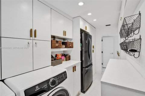Villa ou maison à vendre à North Miami Beach, Floride: 5 chambres, 317.17 m2 № 2172215 - photo 16