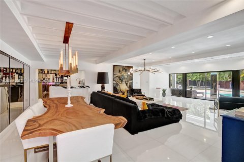 Villa ou maison à vendre à North Miami Beach, Floride: 5 chambres, 317.17 m2 № 2172215 - photo 2