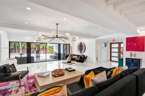 Villa ou maison à vendre à North Miami Beach, Floride: 5 chambres, 317.17 m2 № 2172215 - photo 8