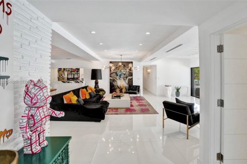 Villa ou maison à vendre à North Miami Beach, Floride: 5 chambres, 317.17 m2 № 2172215 - photo 5