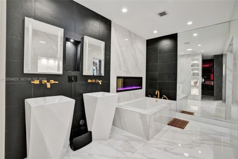 Villa ou maison à vendre à North Miami Beach, Floride: 5 chambres, 317.17 m2 № 2172215 - photo 25