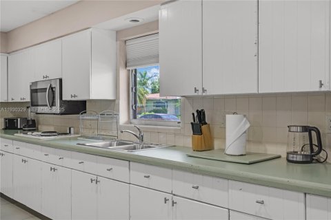 Снять в аренду виллу или дом в Уилтон-Мэнорс, Флорида 3 спальни, 126.81м2, № 2034233 - фото 26