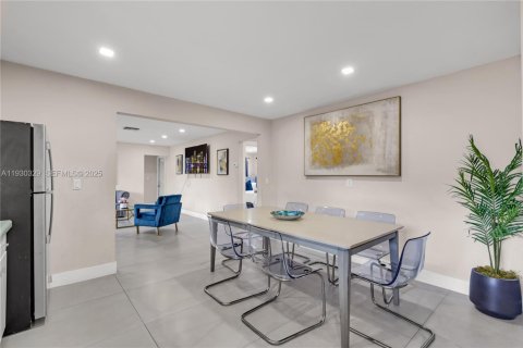 Снять в аренду виллу или дом в Уилтон-Мэнорс, Флорида 3 спальни, 126.81м2, № 2034233 - фото 25