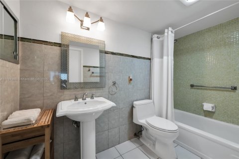 Condo in Deerfield Beach, Florida, 2 bedrooms  № 1716415 - photo 7