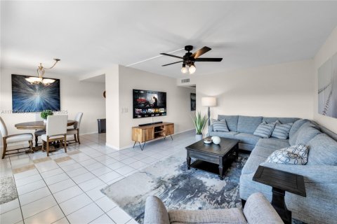 Condo in Deerfield Beach, Florida, 2 bedrooms  № 1716415 - photo 14