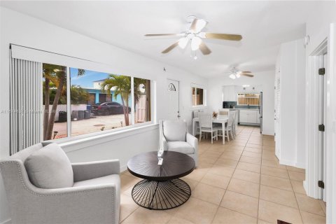 House in Marathon, Florida 3 bedrooms, 113.53 sq.m. № 1863771 - photo 8