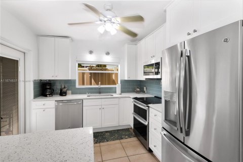 House in Marathon, Florida 3 bedrooms, 113.53 sq.m. № 1863771 - photo 11