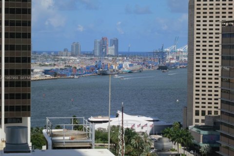 Condo in Miami, Florida, 2 bedrooms  № 2052899 - photo 17