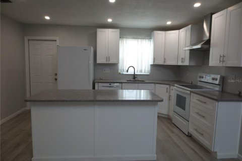 Villa ou maison à louer à Palm Harbor, Floride: 2 chambres, 117.34 m2 № 1868878 - photo 10