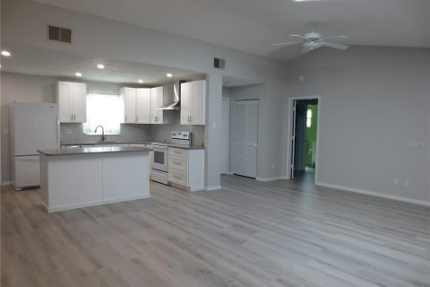 Villa ou maison à louer à Palm Harbor, Floride: 2 chambres, 117.34 m2 № 1868878 - photo 13