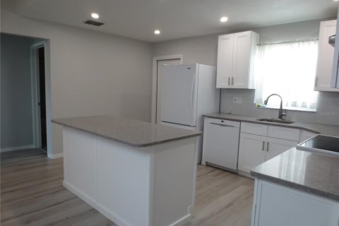 Villa ou maison à louer à Palm Harbor, Floride: 2 chambres, 117.34 m2 № 1868878 - photo 11