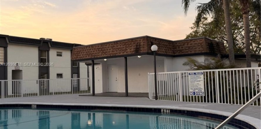 Apartment in Miami, Florida 2 bedrooms, 70.88 sq.m. № 2087243