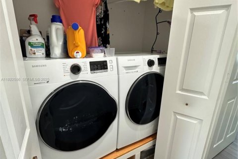 Townhouse in Miramar, Florida 3 bedrooms, 185.8 sq.m. № 1976478 - photo 12