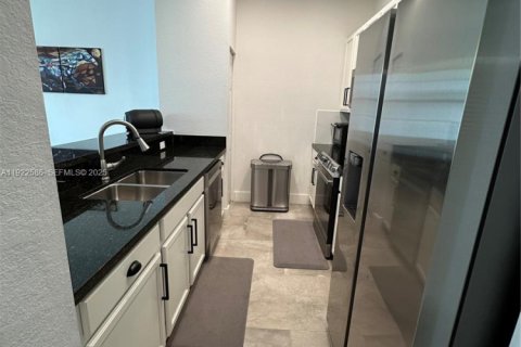 Townhouse in Miramar, Florida 3 bedrooms, 185.8 sq.m. № 1976478 - photo 7