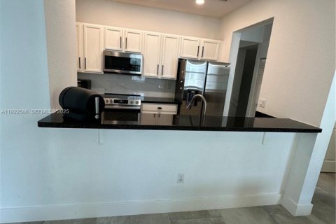 Townhouse in Miramar, Florida 3 bedrooms, 185.8 sq.m. № 1976478 - photo 8