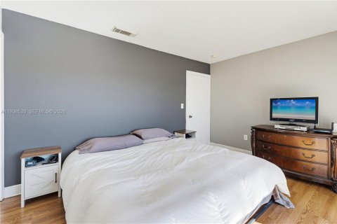 House in Miami, Florida 3 bedrooms, 140.38 sq.m. № 1996612 - photo 16