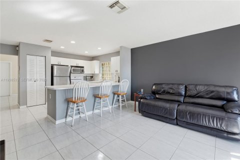 House in Miami, Florida 3 bedrooms, 140.38 sq.m. № 1996612 - photo 10