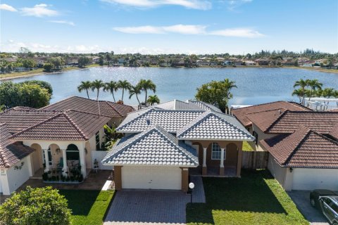 House in Miami, Florida 3 bedrooms, 140.38 sq.m. № 1996612 - photo 25