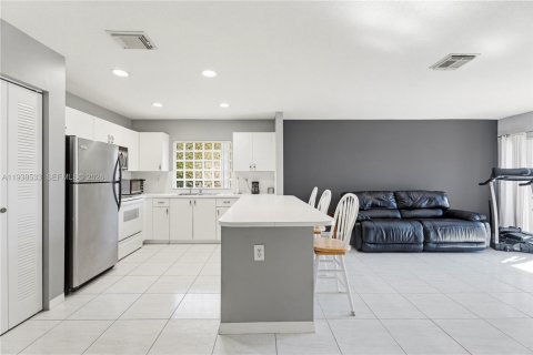 House in Miami, Florida 3 bedrooms, 140.38 sq.m. № 1996612 - photo 7