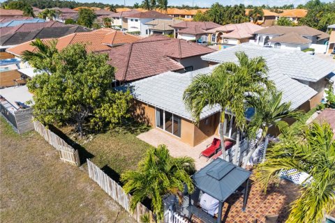 House in Miami, Florida 3 bedrooms, 140.38 sq.m. № 1996612 - photo 24