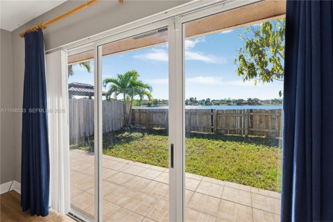 House in Miami, Florida 3 bedrooms, 140.38 sq.m. № 1996612 - photo 18