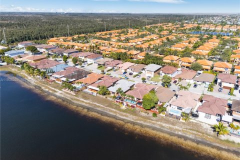 House in Miami, Florida 3 bedrooms, 140.38 sq.m. № 1996612 - photo 28