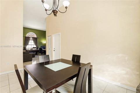 House in Miami, Florida 3 bedrooms, 140.38 sq.m. № 1996612 - photo 5