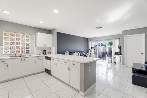 House in Miami, Florida 3 bedrooms, 140.38 sq.m. № 1996612 - photo 6