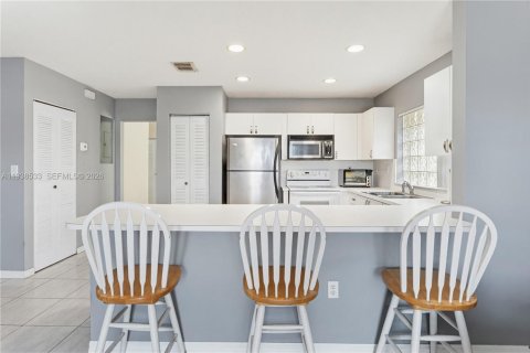 House in Miami, Florida 3 bedrooms, 140.38 sq.m. № 1996612 - photo 9