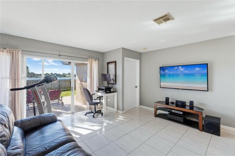 House in Miami, Florida 3 bedrooms, 140.38 sq.m. № 1996612 - photo 11