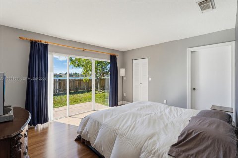 House in Miami, Florida 3 bedrooms, 140.38 sq.m. № 1996612 - photo 15