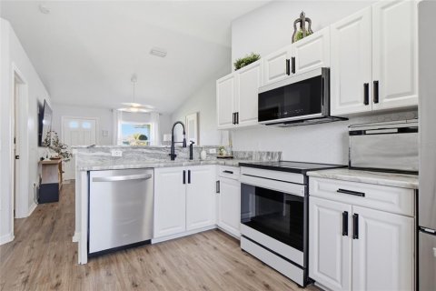 House in Venice, Florida 2 bedrooms, 102.84 sq.m. № 2400297 - photo 4
