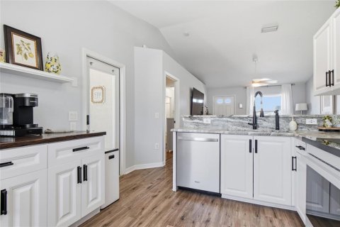 House in Venice, Florida 2 bedrooms, 102.84 sq.m. № 2400297 - photo 5