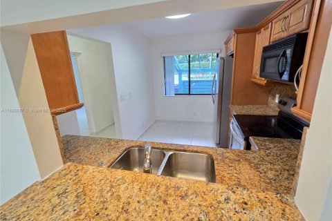 Villa ou maison à louer à Weston, Floride: 2 chambres, 90.67 m2 № 1946814 - photo 4