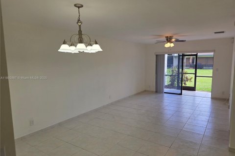 Villa ou maison à louer à Weston, Floride: 2 chambres, 90.67 m2 № 1946814 - photo 8