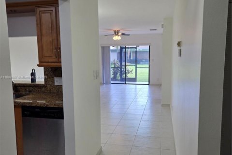 Villa ou maison à louer à Weston, Floride: 2 chambres, 90.67 m2 № 1946814 - photo 2