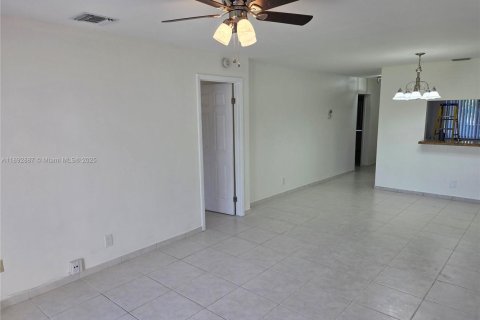 Villa ou maison à louer à Weston, Floride: 2 chambres, 90.67 m2 № 1946814 - photo 11