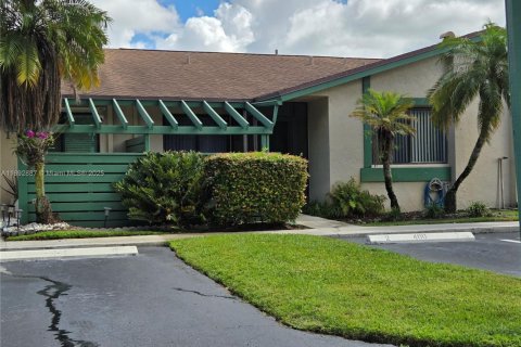 Villa ou maison à louer à Weston, Floride: 2 chambres, 90.67 m2 № 1946814 - photo 1