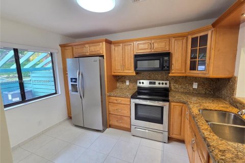 Villa ou maison à louer à Weston, Floride: 2 chambres, 90.67 m2 № 1946814 - photo 5