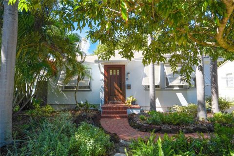 Casa en venta en Saint Petersburg, Florida, 2 dormitorios, 199.28 m2 № 1350361 - foto 1