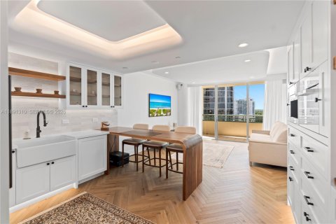 Condo in Miami, Florida, 1 bedroom  № 2053038 - photo 2
