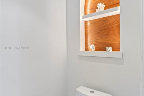 Condo in Miami, Florida, 1 bedroom  № 2053038 - photo 26