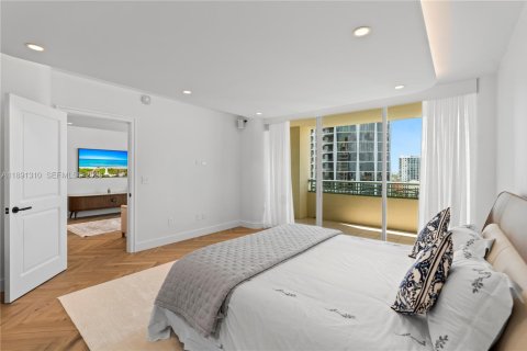 Condo in Miami, Florida, 1 bedroom  № 2053038 - photo 13