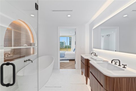 Condo in Miami, Florida, 1 bedroom  № 2053038 - photo 25